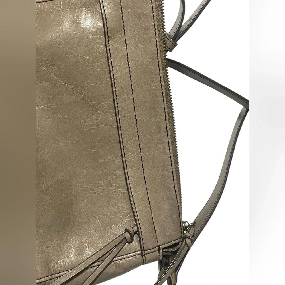 Hobo International Leather Purse Crossbody Bag Taupe Adjustable Strap Zipper Top